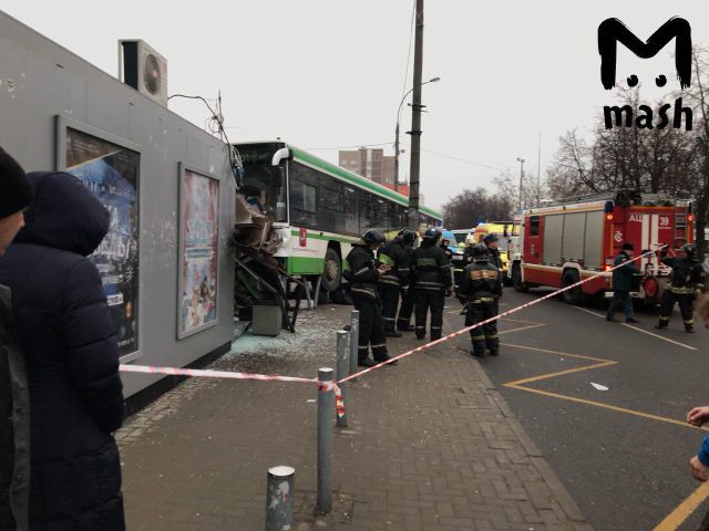 В Москве автобус врезался в остановку