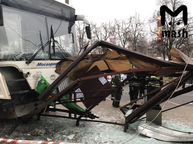 В Москве автобус врезался в остановку