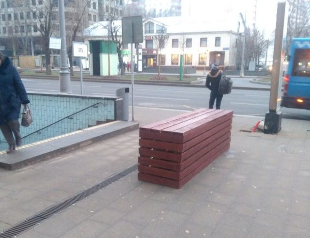 В Москве стали устанавливать бетонные блоки перед спусками подземных переходов