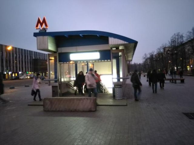 В Москве стали устанавливать бетонные блоки перед спусками подземных переходов