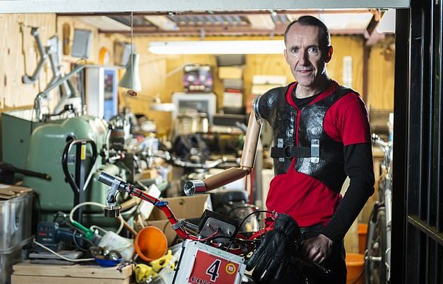 55-летний механик без руки позаимствовал конечность у манекена