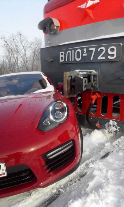 В Тольятти поезд столкнулся с автомобилем Porsche Panamera