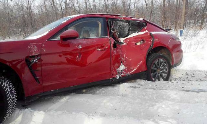 В Тольятти поезд столкнулся с автомобилем Porsche Panamera
