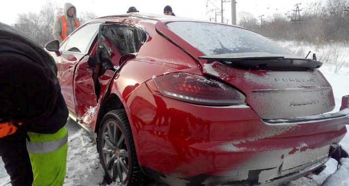 В Тольятти поезд столкнулся с автомобилем Porsche Panamera