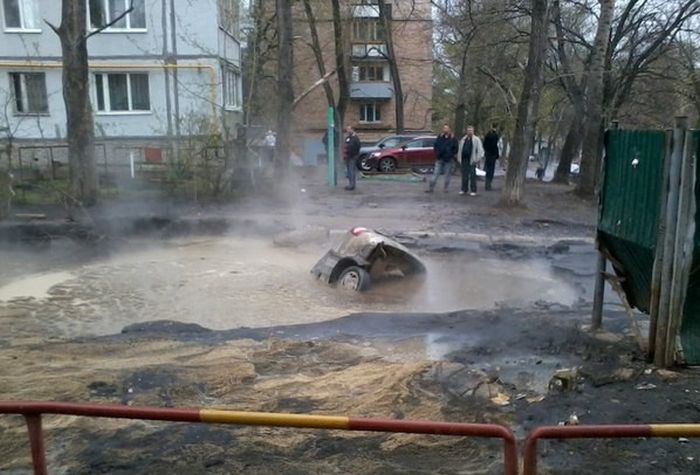 Асфальт сожрал Ладу Калину (4 фото)