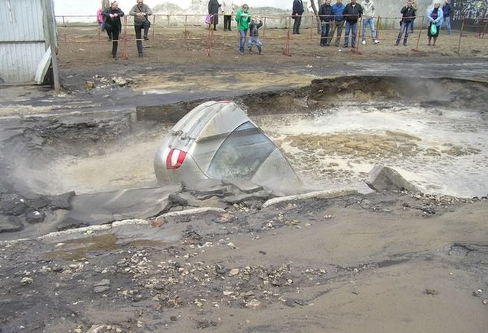 Асфальт сожрал Ладу Калину (4 фото)