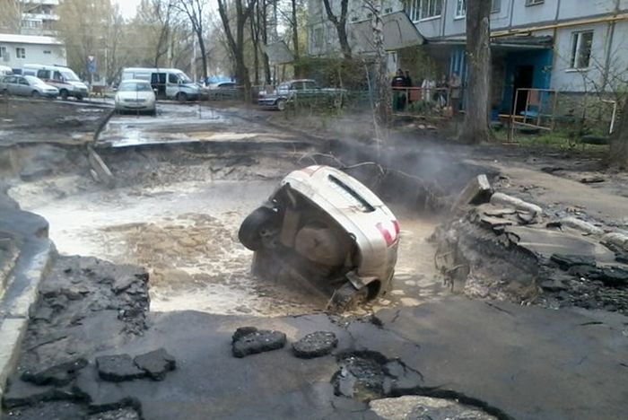 Асфальт сожрал Ладу Калину (4 фото)
