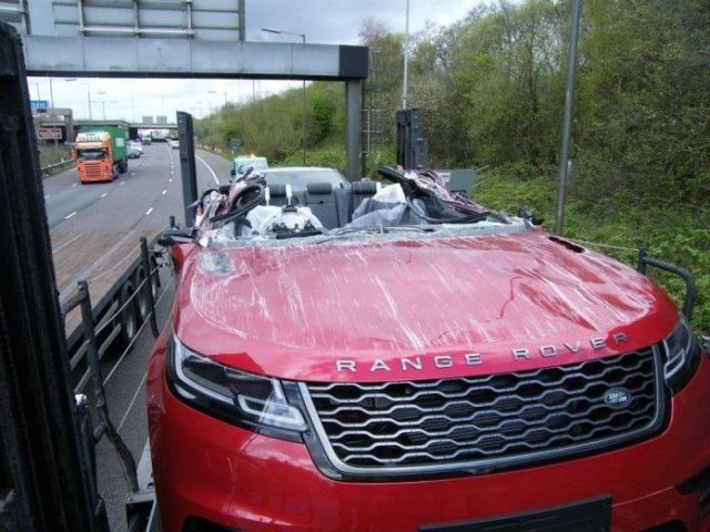 В Великобритании новый Range Rover превратился в "кабриолет"