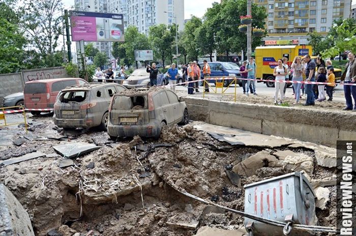 Прорыв магистрального трубопровода в Киеве