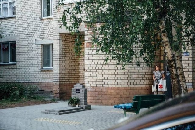 Жители Минска установили памятник Совести коммунальных служб