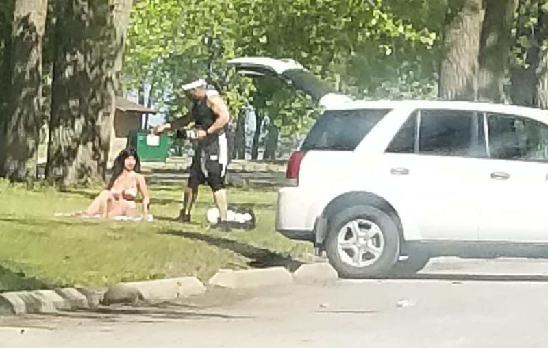 Фотосессия резиновый подруги на природе
