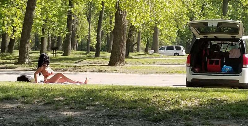 Фотосессия резиновый подруги на природе