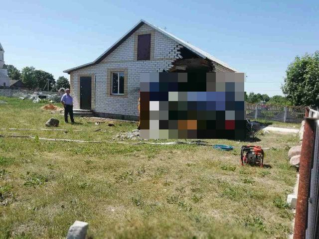 В Белоруссии возвращавшийся с рыбалки водитель въехал в дом