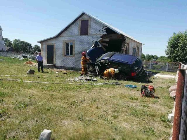 В Белоруссии возвращавшийся с рыбалки водитель въехал в дом