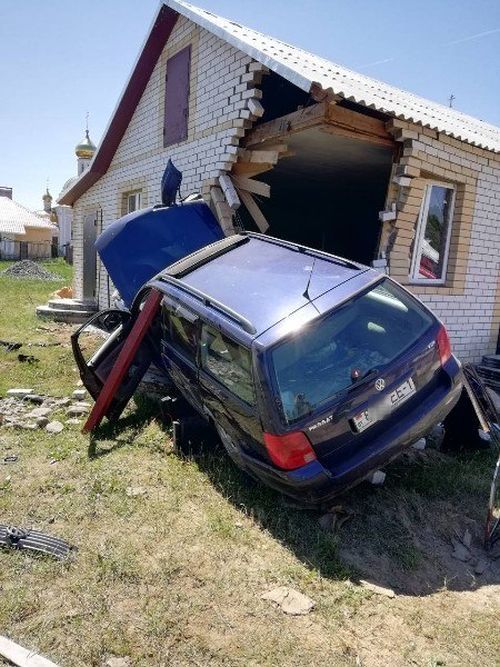 В Белоруссии возвращавшийся с рыбалки водитель въехал в дом