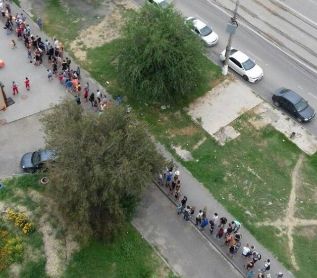 В Волгограде выстроилась огромная очередь за пиццей по акции