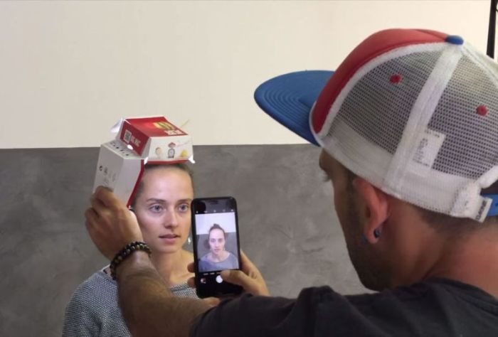 Удивительные фотопортреты, сделанные на смартфон с использованием нехитрой осветительной установки
