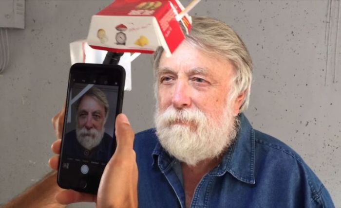 Удивительные фотопортреты, сделанные на смартфон с использованием нехитрой осветительной установки