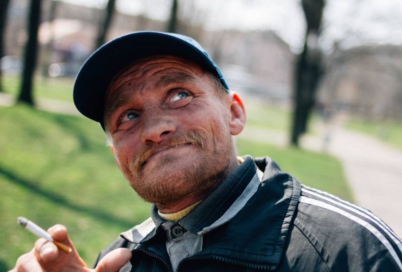 Парень создал в Инстаграм аккаунт о бездомных, чтобы рассказывать об их жизни и помогать