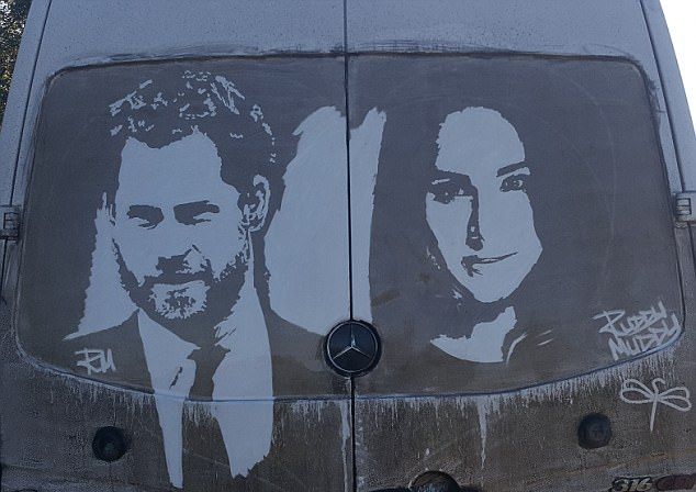 Мужик рисует картины на грязи собственного автомобиля