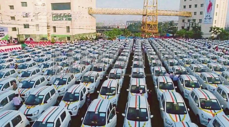 Алмазный магнат подарил сотрудникам своей компании 600 автомобилей Maruti Suzuki
