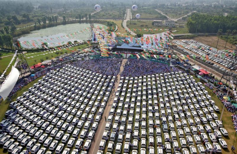 Алмазный магнат подарил сотрудникам своей компании 600 автомобилей Maruti Suzuki