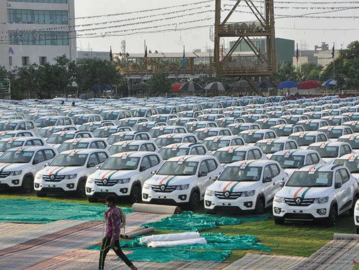 Алмазный магнат подарил сотрудникам своей компании 600 автомобилей Maruti Suzuki