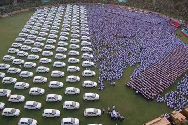 Алмазный магнат подарил сотрудникам своей компании 600 автомобилей Maruti Suzuki