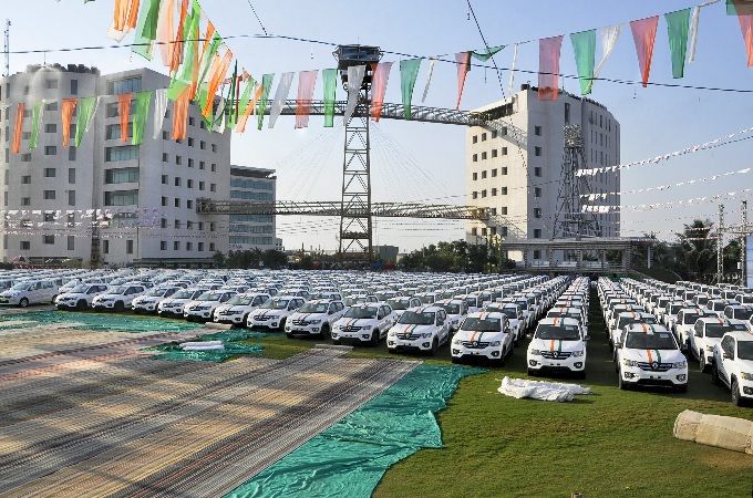 Алмазный магнат подарил сотрудникам своей компании 600 автомобилей Maruti Suzuki