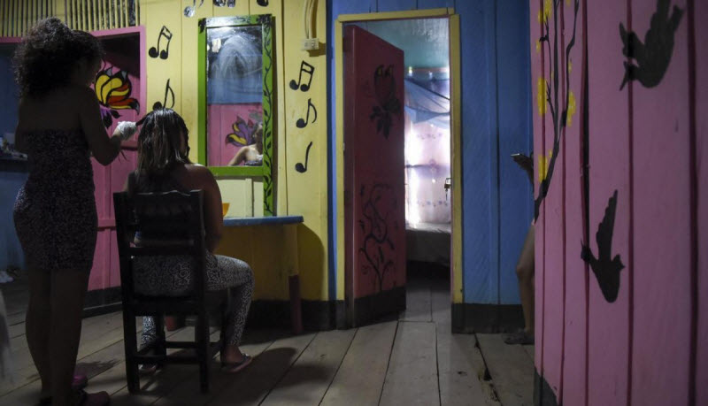 Венесуэльские женщины вынуждены заниматься проституцией в Колумбии, чтобы прокормить свои семьи