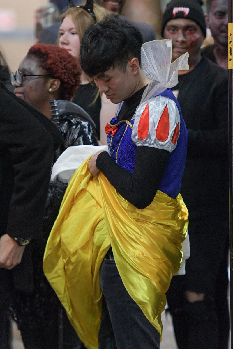 Британская молодежь заранее начала отмечать Хэллоуин