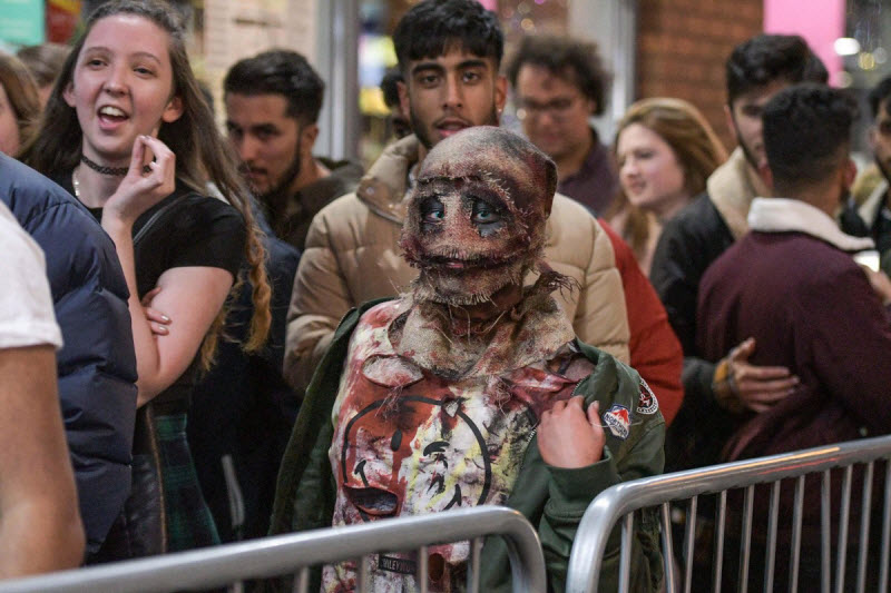 Британская молодежь заранее начала отмечать Хэллоуин