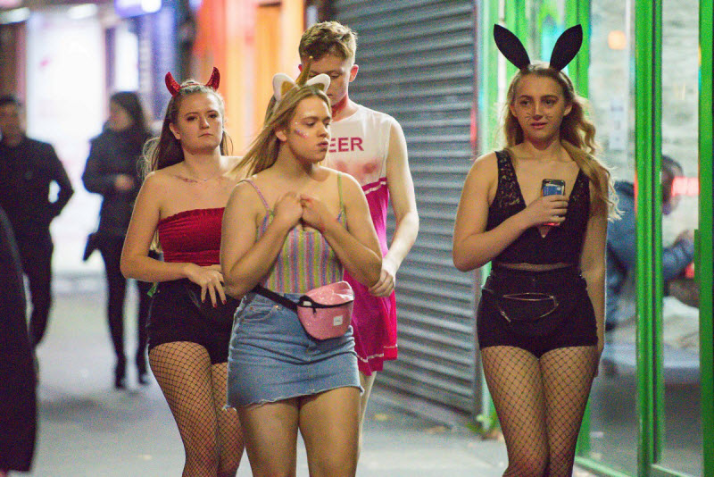 Британская молодежь заранее начала отмечать Хэллоуин