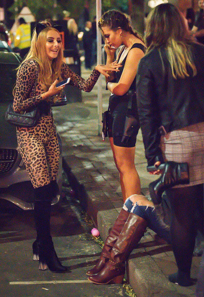 Британская молодежь заранее начала отмечать Хэллоуин