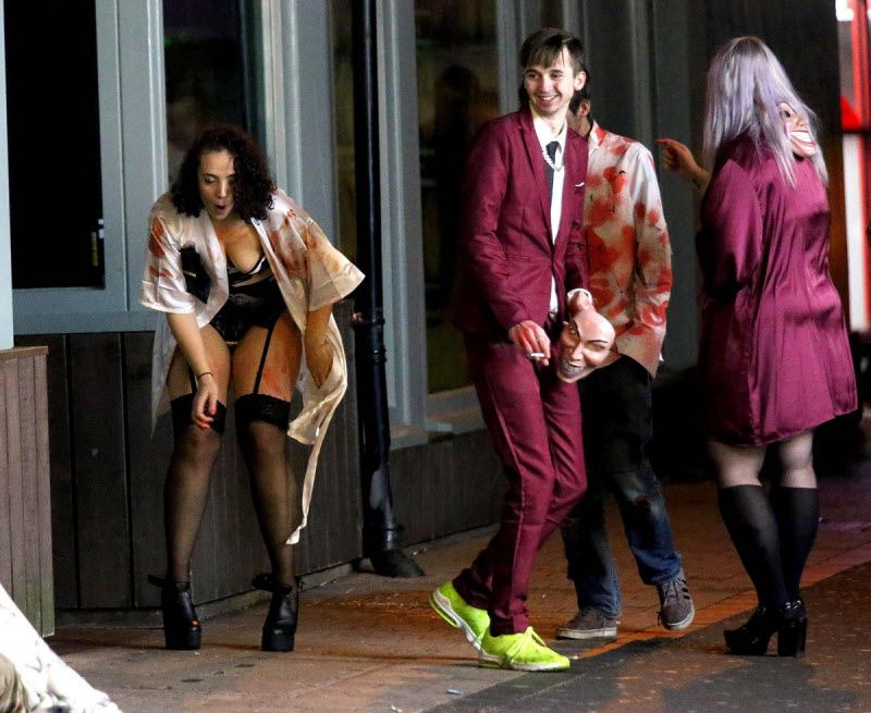 Британская молодежь заранее начала отмечать Хэллоуин