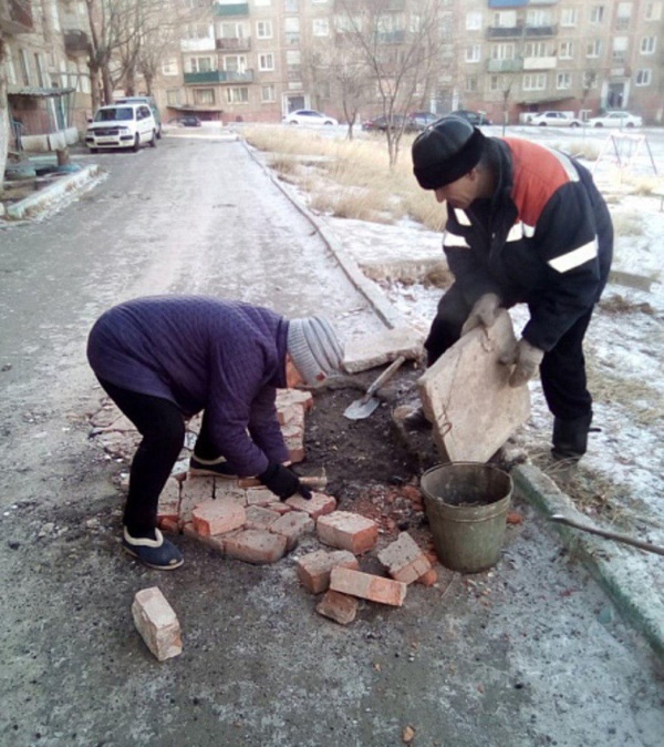 72-летняя пенсионерка не дождалась дорожников и своими руками заделала яму во дворе