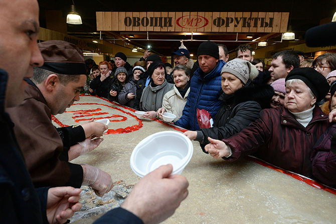 В Москве приготовили самый большой холодец в мире В Москве приготовили самый большой холодец в мире