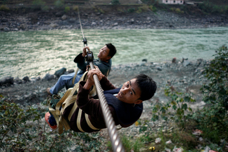 Жители китайской деревни используют зиплайн для переправы через реку