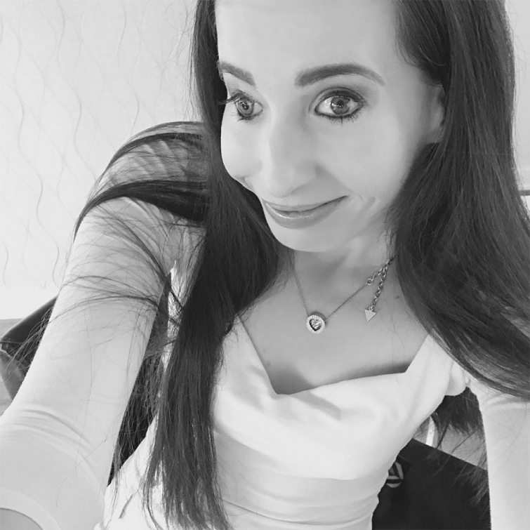 Иванка Данисова — женщина, которая родилась на свет только с одной красивой половиной лица Иванка Данисова — женщина, которая родилась на свет только с одной красивой половиной лица