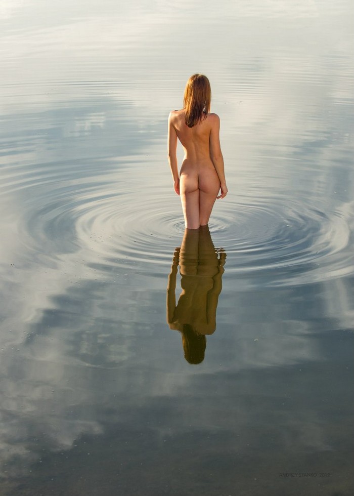 Обнаженные девушки на фоне воды