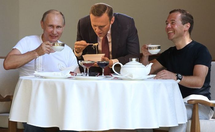 Навальный с лапшой «Доширак» стал героем фотожаб