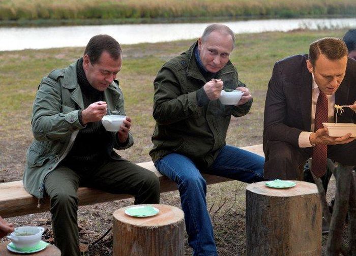 Навальный с лапшой «Доширак» стал героем фотожаб