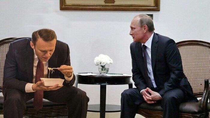 Навальный с лапшой «Доширак» стал героем фотожаб