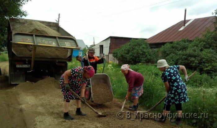 В Свердловской области пенсионерки провели ремонт дороги