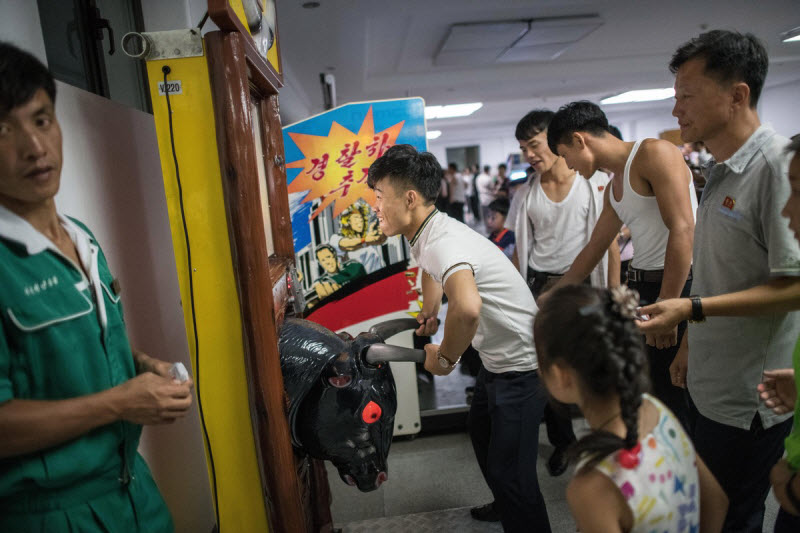 Северокорейцы за работой и во время отдыха