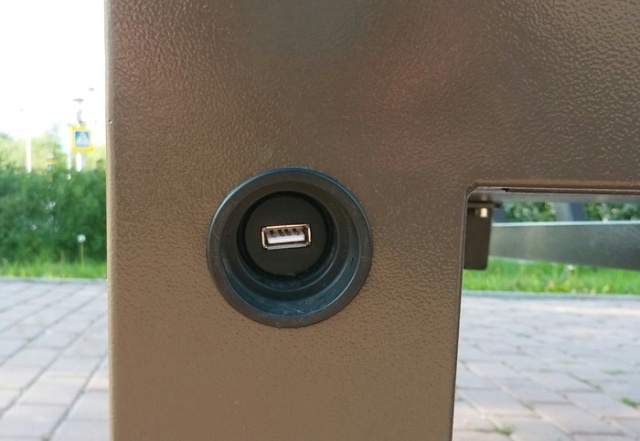 Высокотехнологичная скамейка в Астане