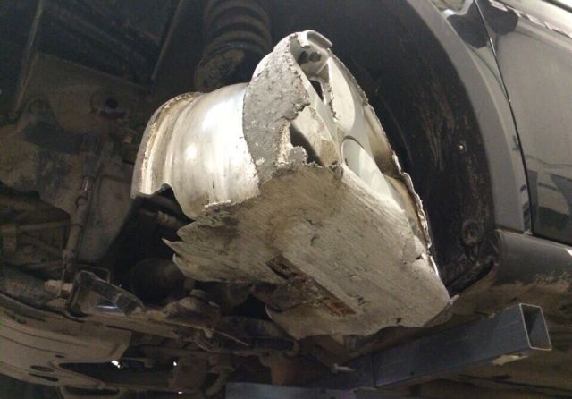 Ничего необычного, просто девушка приехала в автосервис